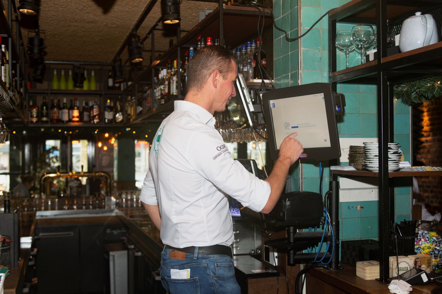 Beeld-bij-persbericht-Horeko-ontwikkelt-tool-om-personeel-coronaproof-in-te-klokken-low-res.jpg