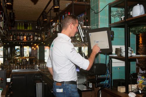 Beeld-bij-persbericht-Horeko-ontwikkelt-tool-om-personeel-coronaproof-in-te-klokken-low-res.jpg